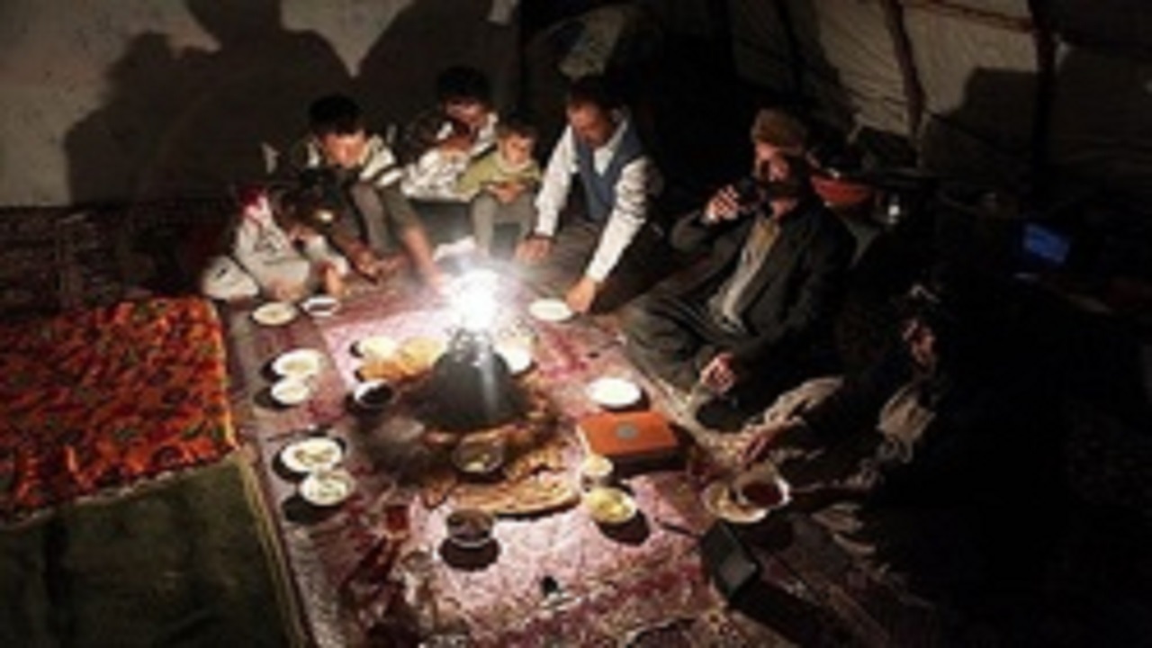 پهن شدن سفره افطاری عشایر زیر آسمان خدا