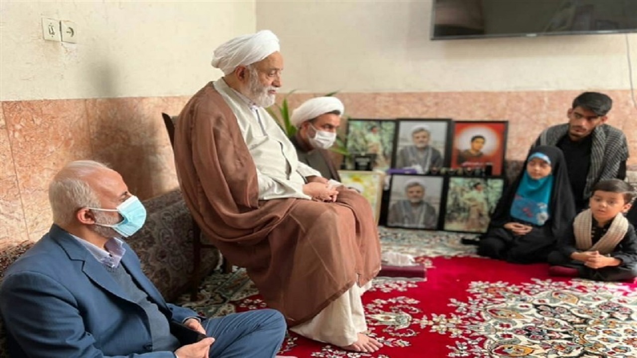 رئیس ستاد اقامه نماز با خانواده شهدای حادثه حرم امام رضا (ع) دیدار کرد
