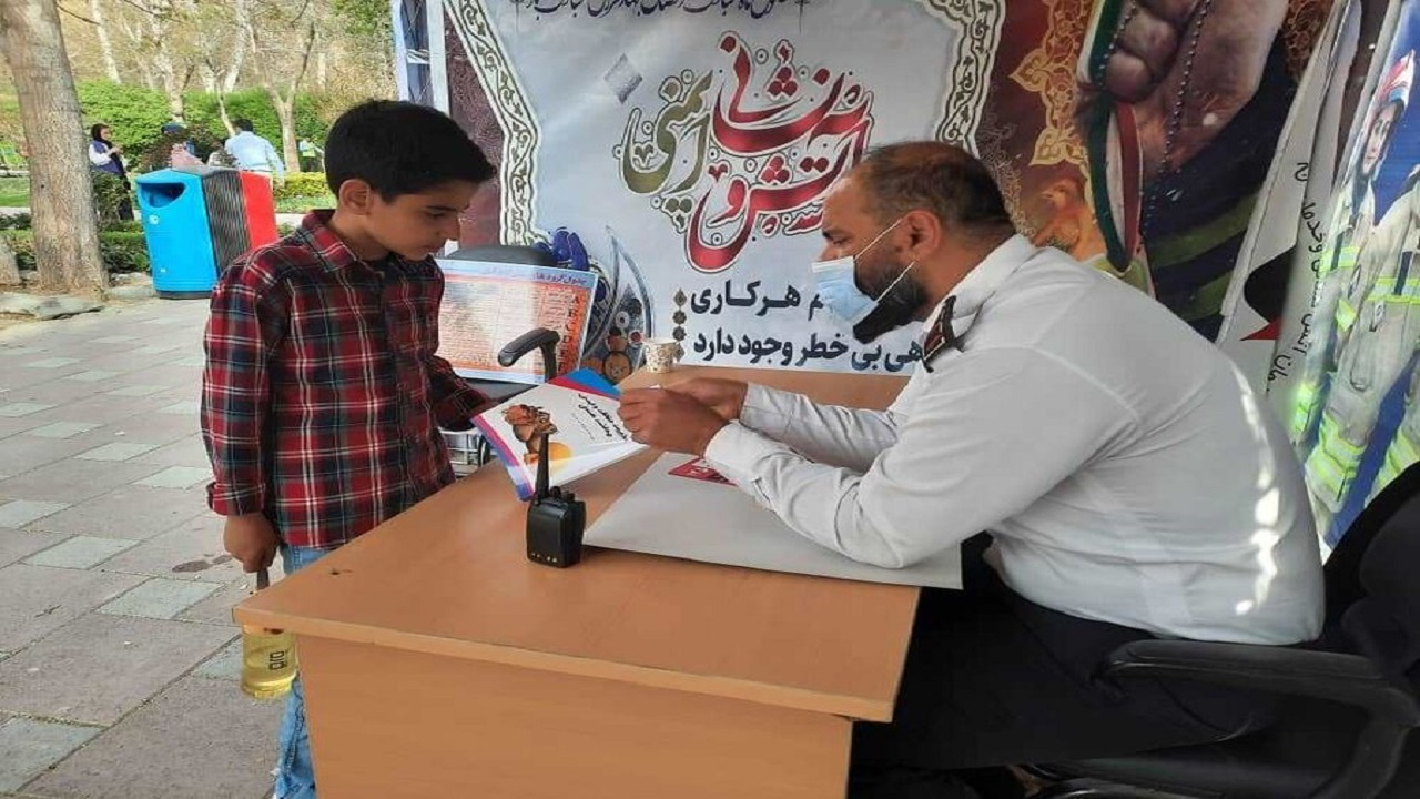 توزیع بسته‌های آموزشی ایمنی در جشنواره لاله‌ها
