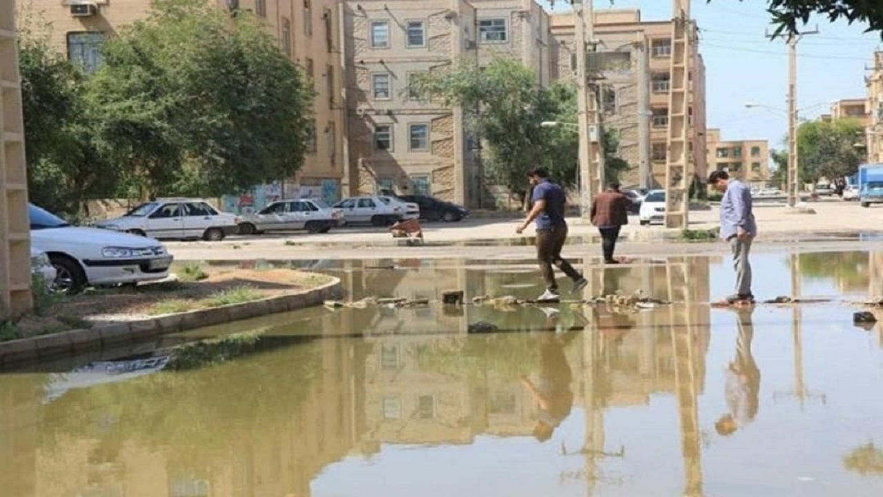 شکستگی لوله عامل جمع شدن آب در کنار کلینیک درمانی آبادان + فیلم