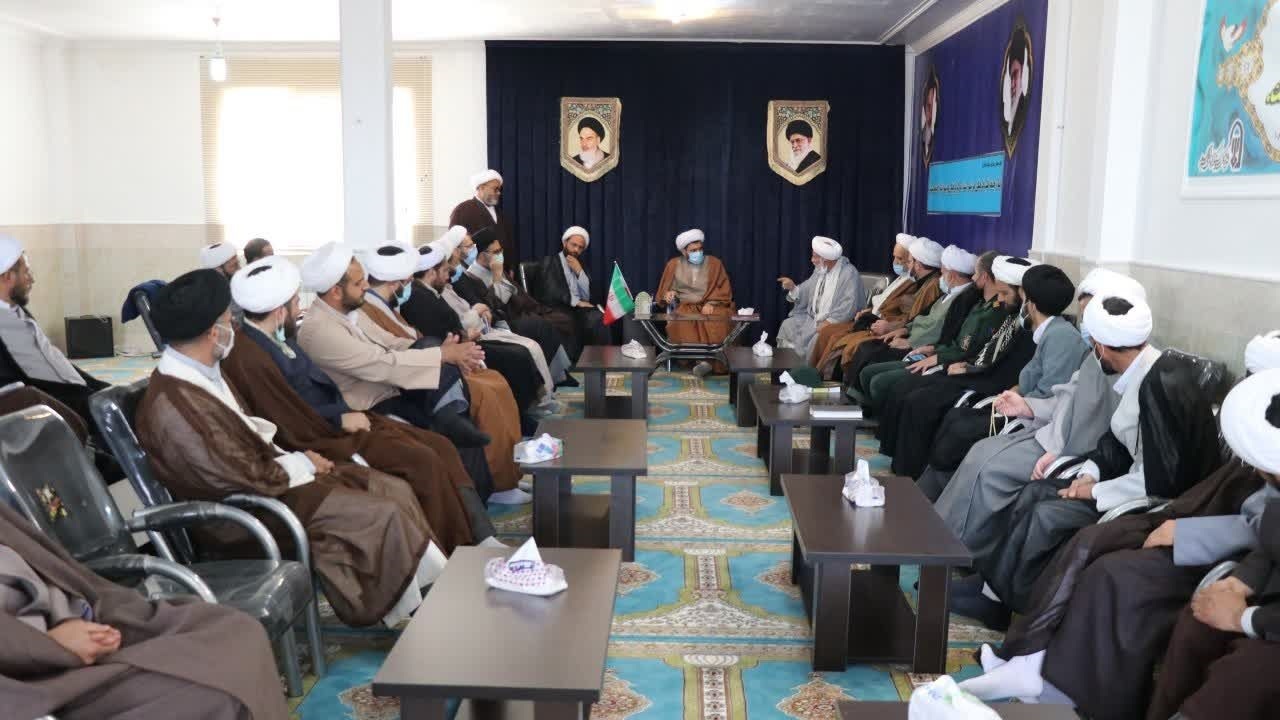 روحانیون خط مقدم جهاد تبیین هستند