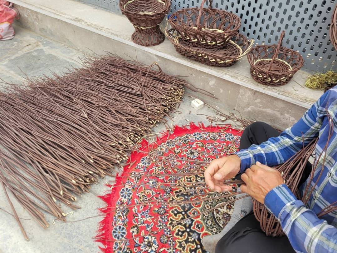 هنر ارغوان بافی در المان&zwnj;های بهاری مشهد + عکس
