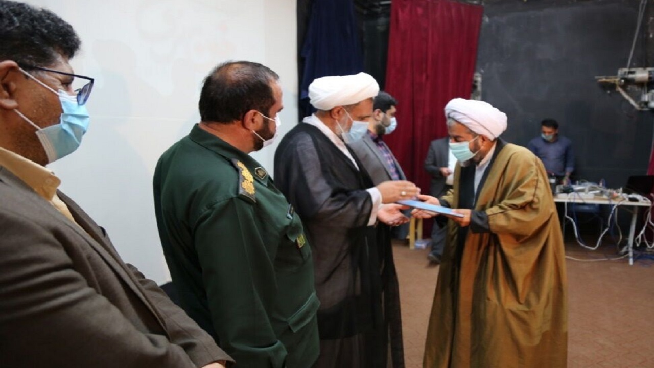 تقدیر از روحانی لردگانی در حاشیه نمایش مستند خین بُری