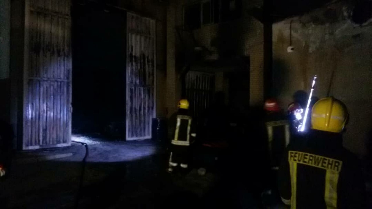 وقوع آتش سوزی در یک کارخانه کفش در قم