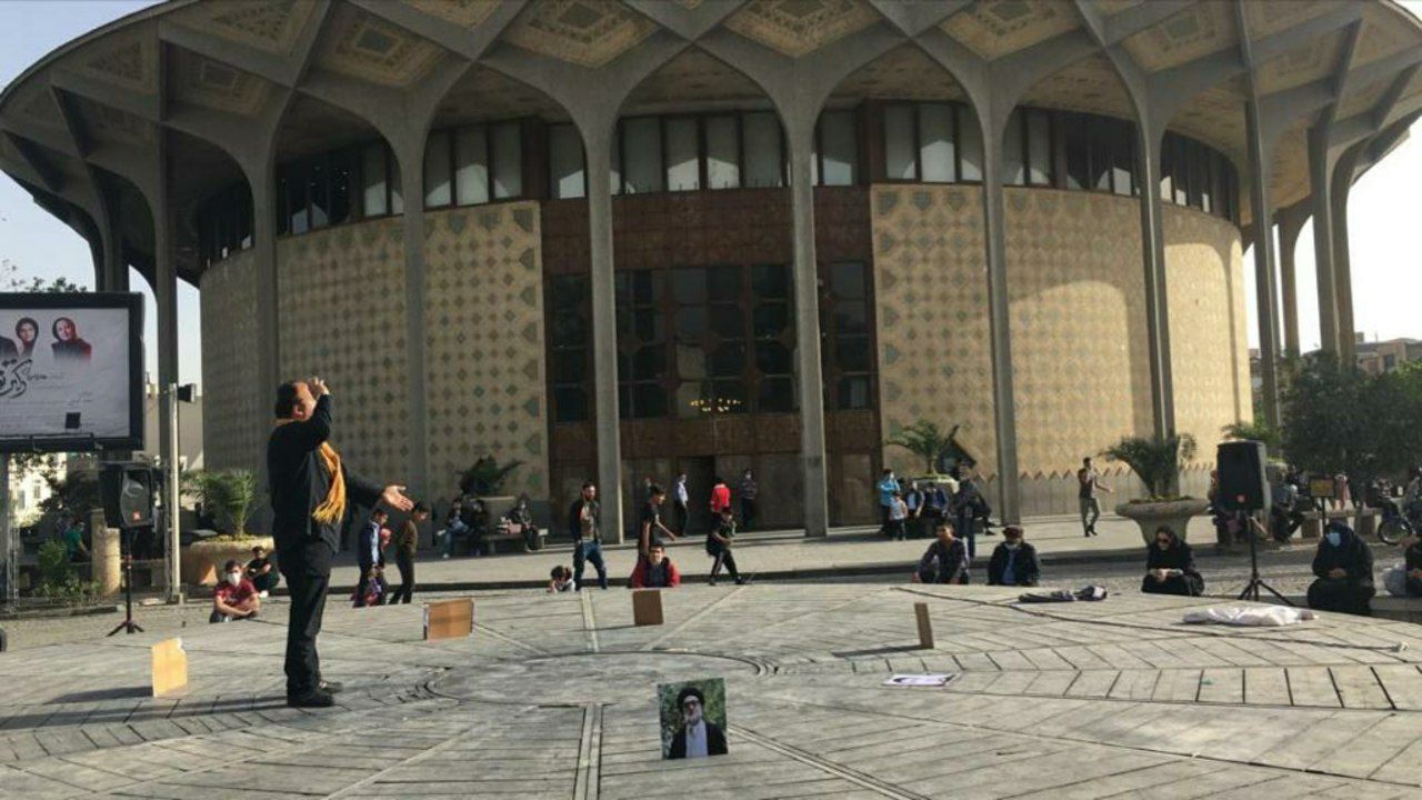 پرده خوانی از قیام مردم تبریز در ۲۹ بهمن سال ۵۶ در یک نمایش خیابانی