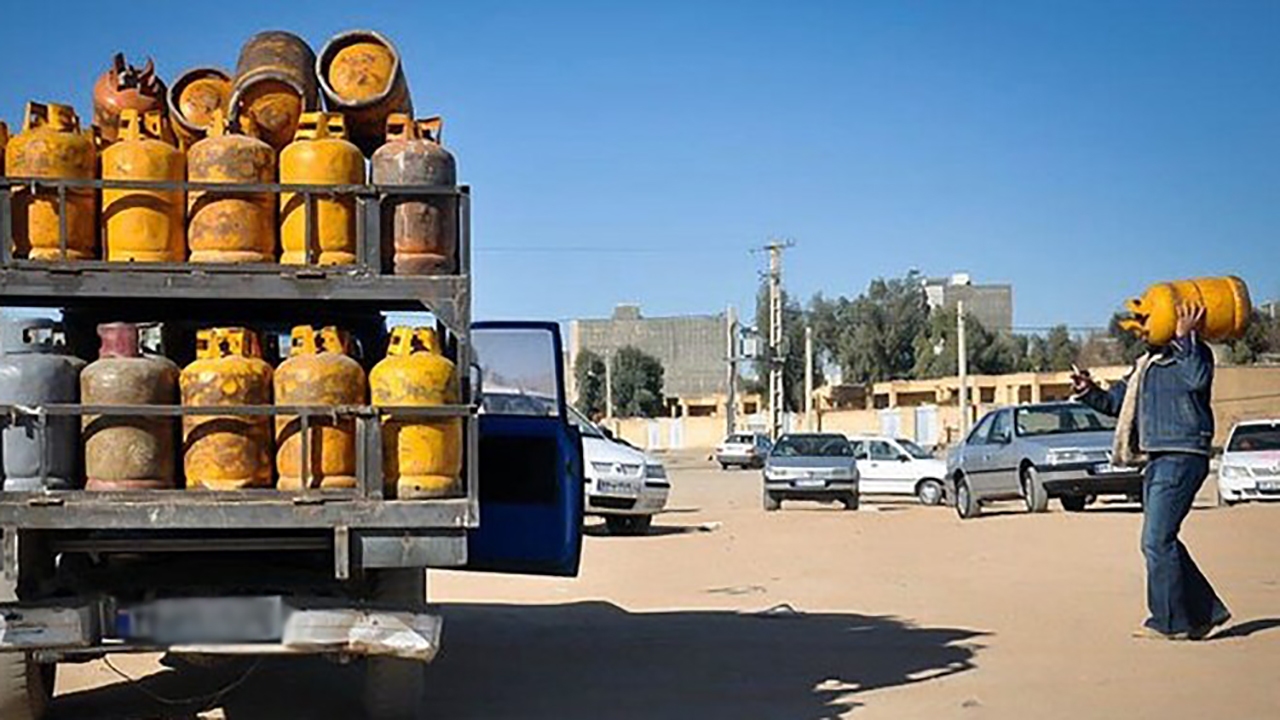 مهارت یک کارگر در پرتاب سیلندرهای گاز + فیلم