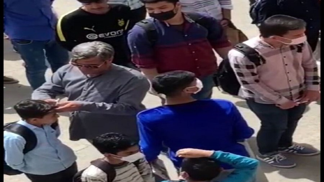واکنش آموزش و پرورش به قیچی کردن موی دانش آموزان در یک مدرسه