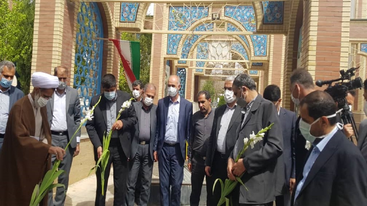 قبور مطهر شهدا در شهرکرد گلباران شد