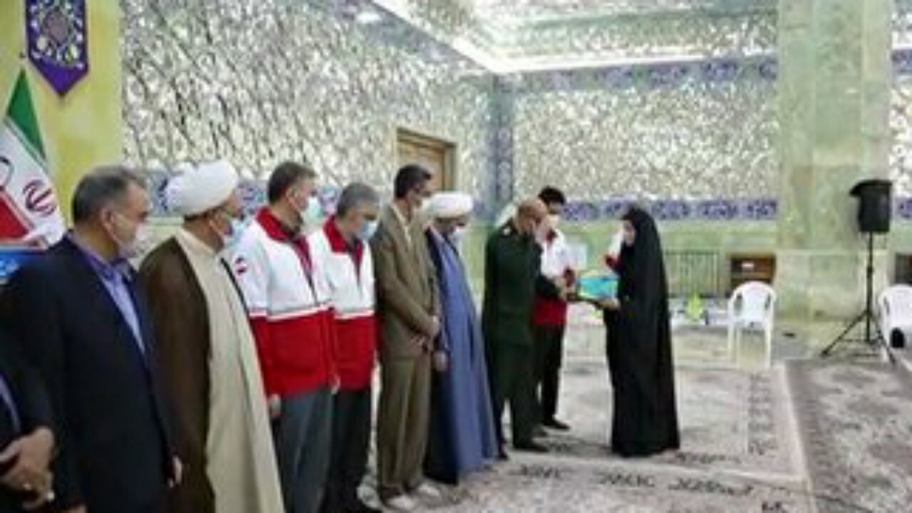 اهدای نشان خادم افتخاری حرم حضرت معصومه(س) به دبیرکل جمعیت هلال احمر