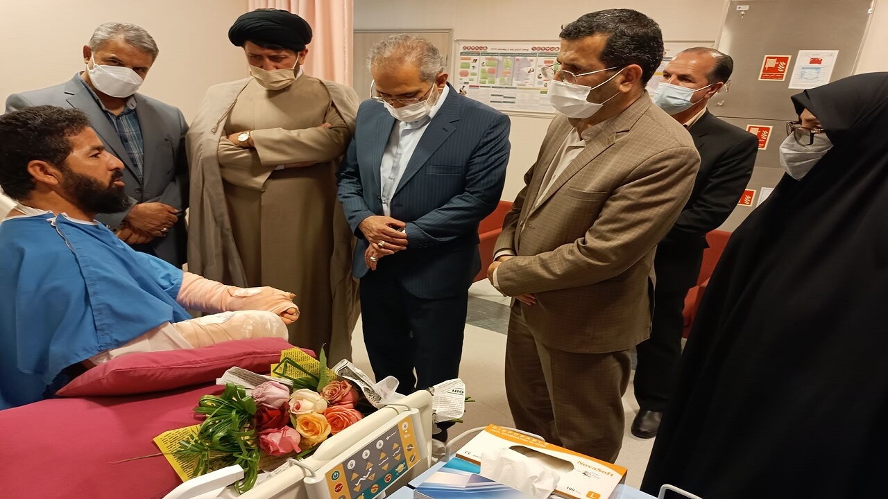 دیدار معاون پارلمانی رئیس جمهور با مجروح و خانواده شهید حادثه حرم رضوی
