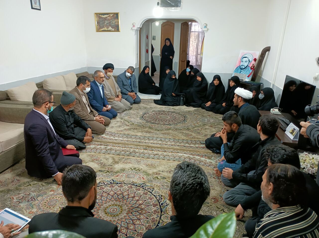 دیدار معاون پارلمانی رئیس جمهور با مجروح و خانواده شهید حادثه حرم رضوی