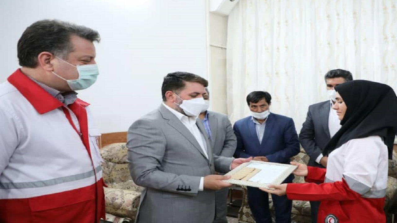 تجلیل استاندار یزد از بانوی نجاتگر هلال احمر+ تصاویر