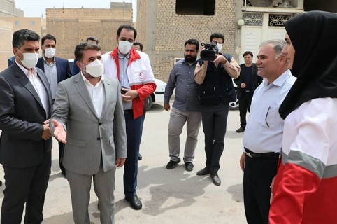 تجلیل استاندار یزد از بانوی نجاتگر هلال احمر+ تصاویر