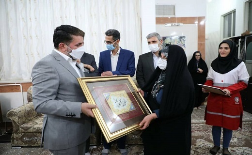 تجلیل استاندار یزد از بانوی نجاتگر هلال احمر+ تصاویر