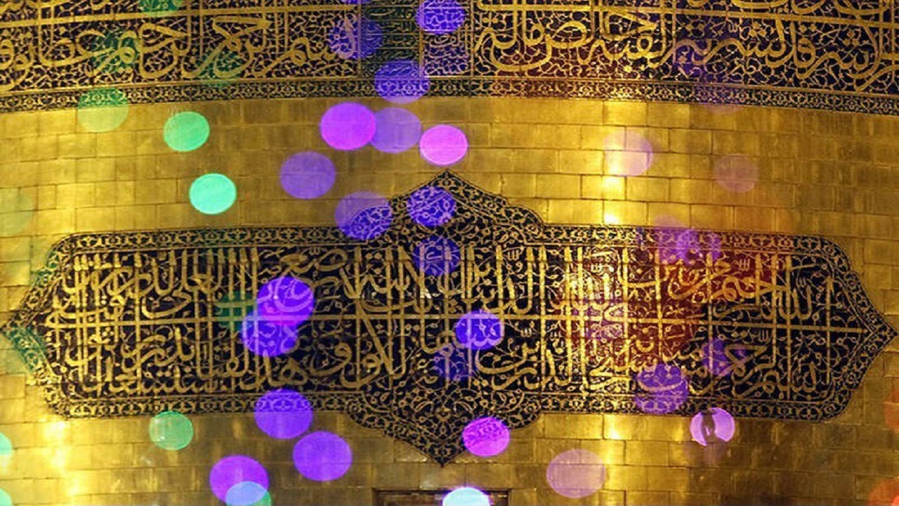 نصب کتیبه ولادت امام حسن مجتبی(ع) در صحن آزادی حرم مطهر رضوی
