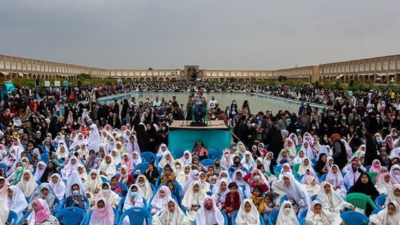 برگزاری جشن دختران روزه اولی در میدان امام