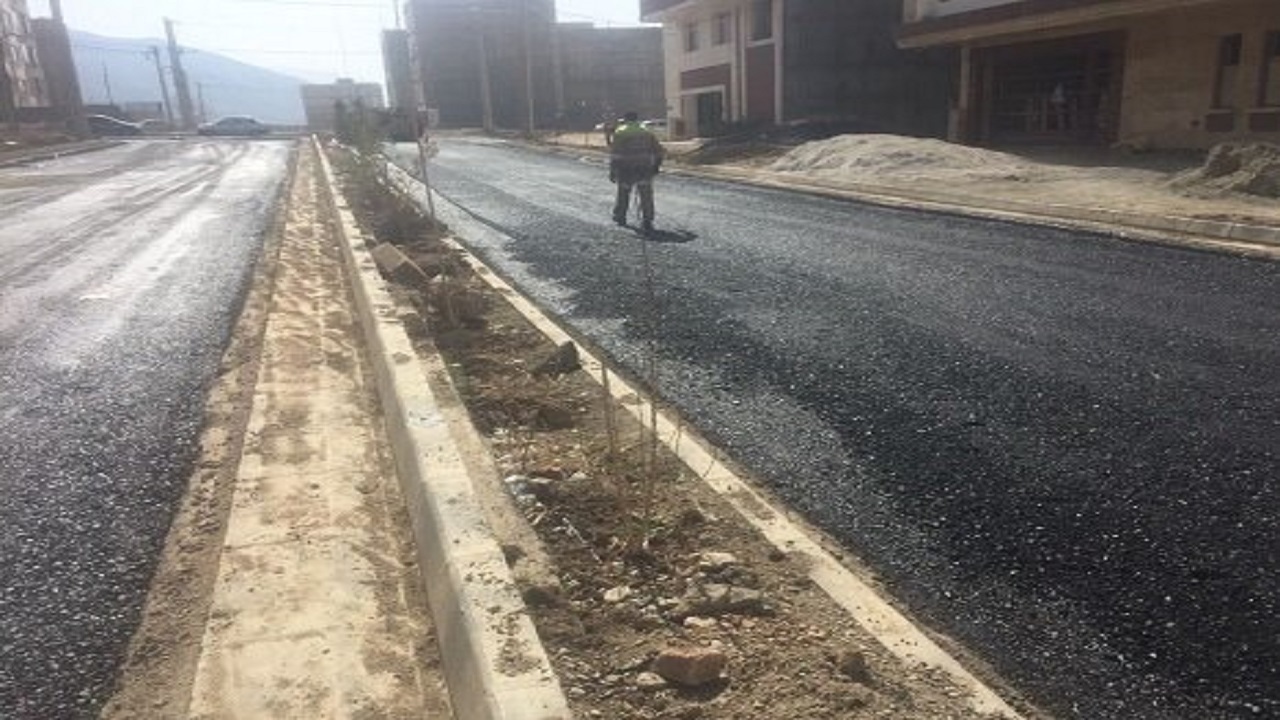 عملیات روکش آسفالت مکانیزه خیابان سنبل اجرا شد