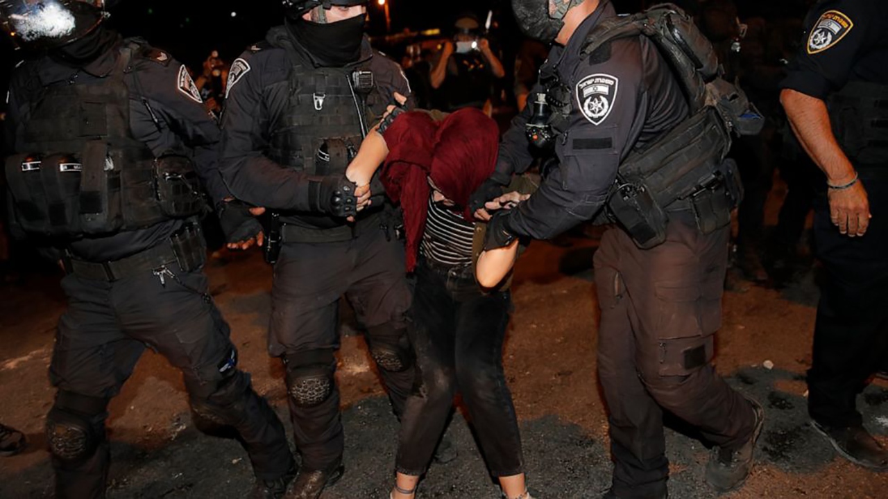 بازداشت یک دختر فلسطینی در الناصره + فیلم