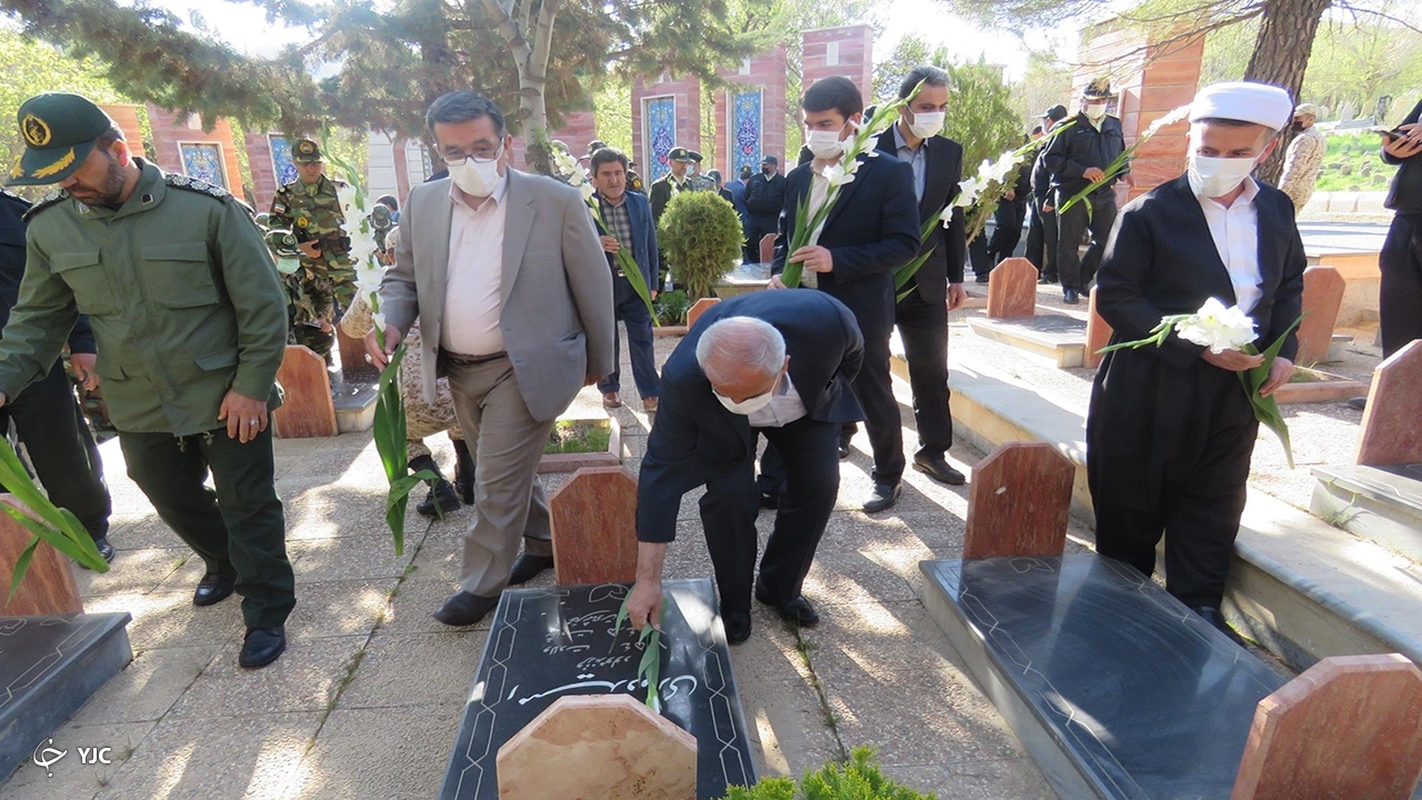مراسم غبار روبی مزار شهدا در مهاباد برگزار شد