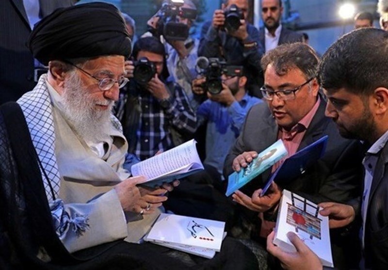 جلسه شعرخوانی رهبر جلسه شعرخوانی رهبر