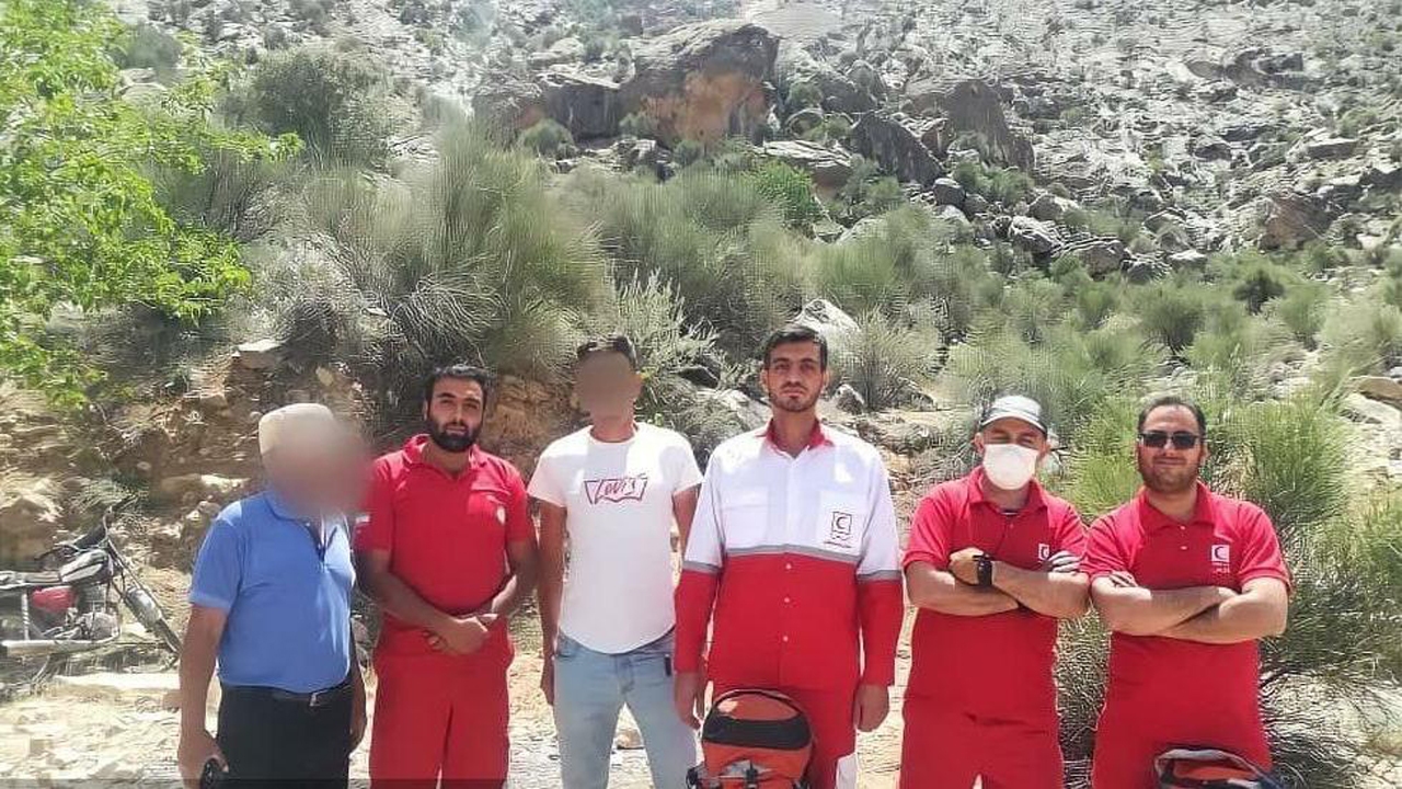 نجات جان دو کوهنورد گرفتار شده در کوه‌ سپیدار خفر