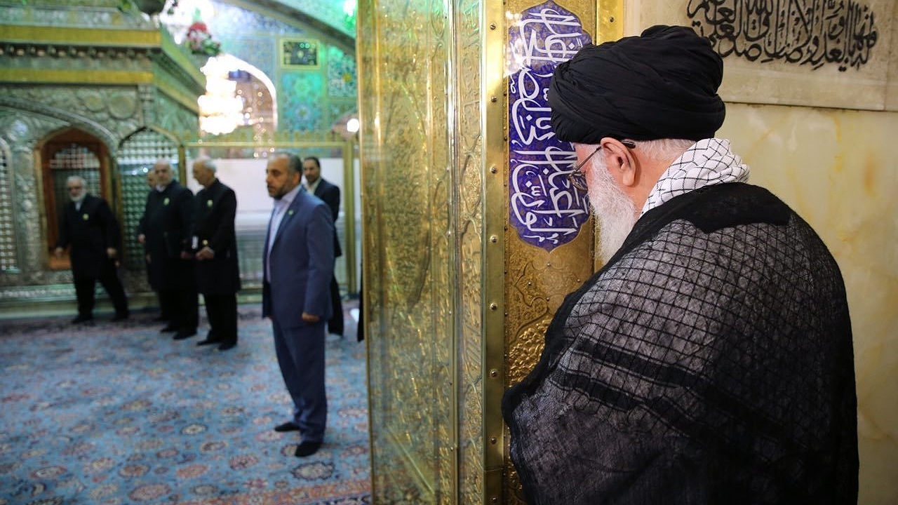 نائب الزیاره رهبر معظم انقلاب در بارگاه امام هشتم(ع) هستیم
