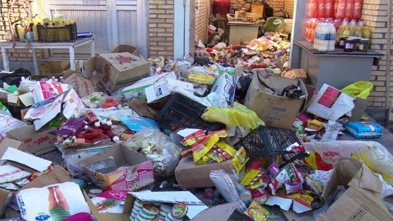 کشف بیش از ۲ تن مواد غذایی فاسد و تاریخ گذشته در میاندوآب