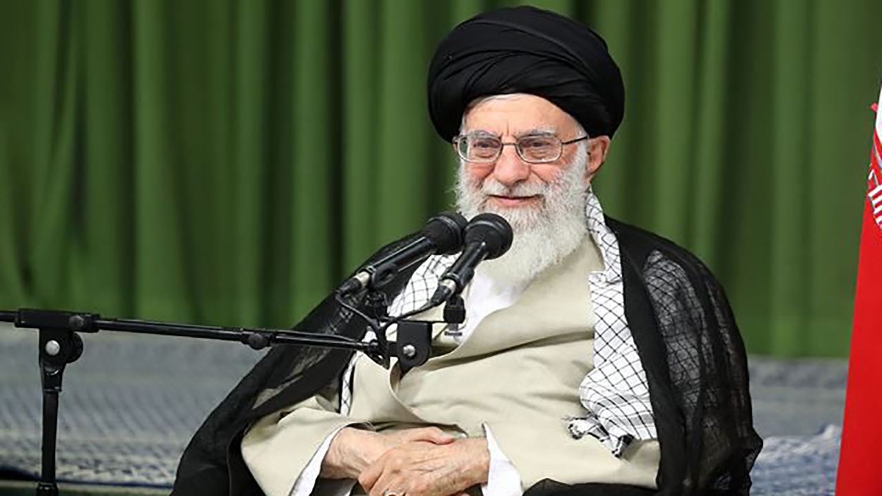 ماجرای انگشتری که از روز مراسم عقد رهبر انقلاب همراه ایشان است + فیلم