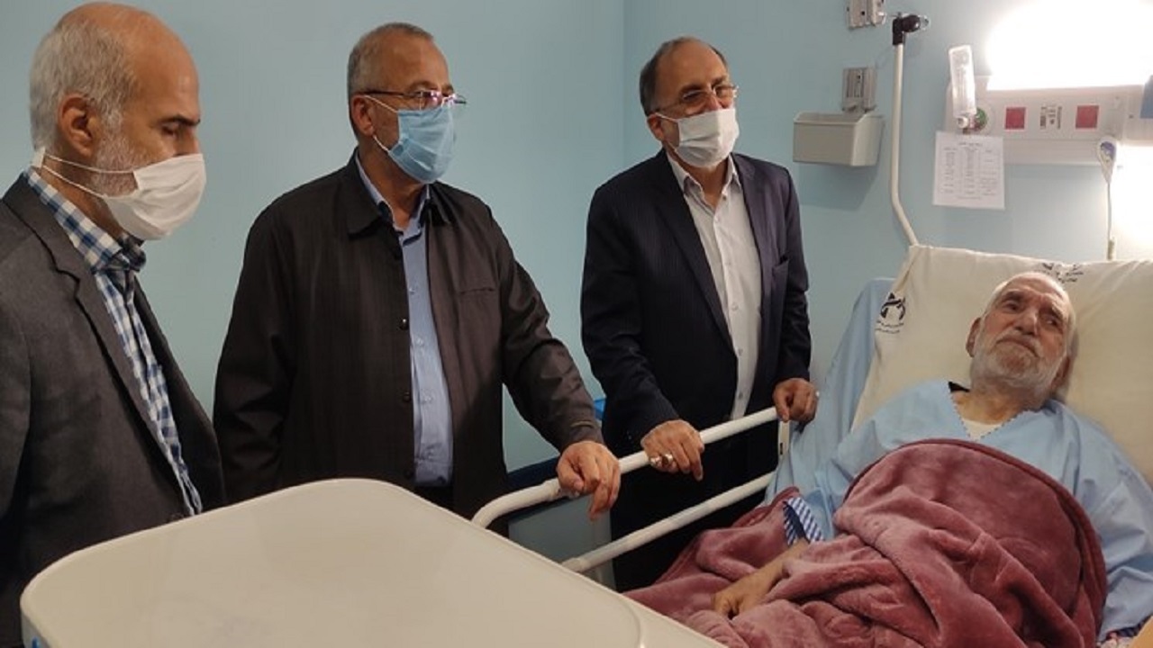 استاندار قم از پدر شهیدان «وکیلی ناطق» عیادت کرد