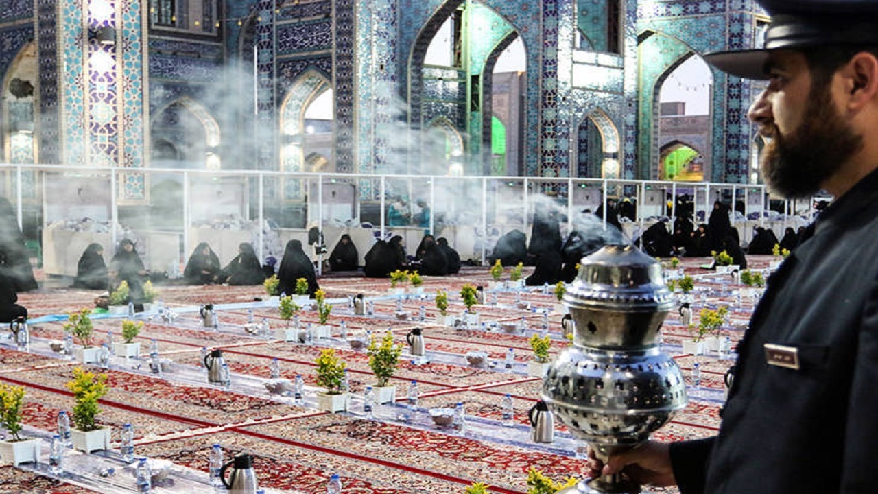 افطاری در حرم مطهر امام رضا(ع)+تصاویر