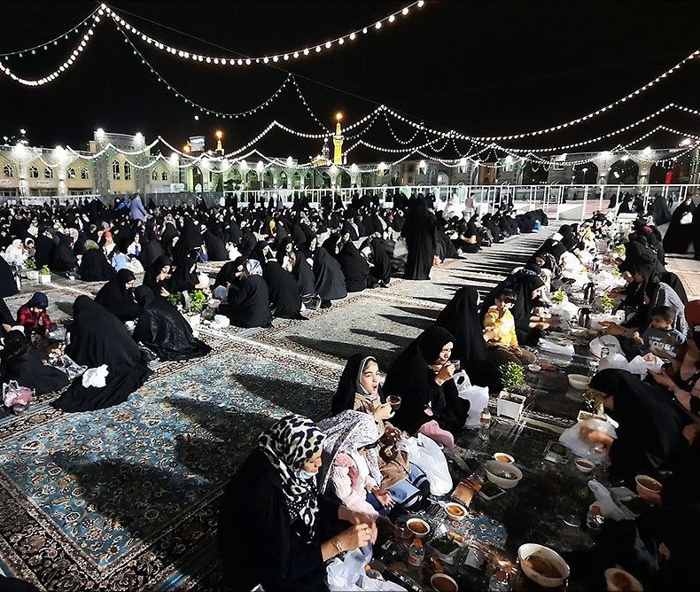 افطاری در حرم مطهر امام رضا(ع)+تصاویر