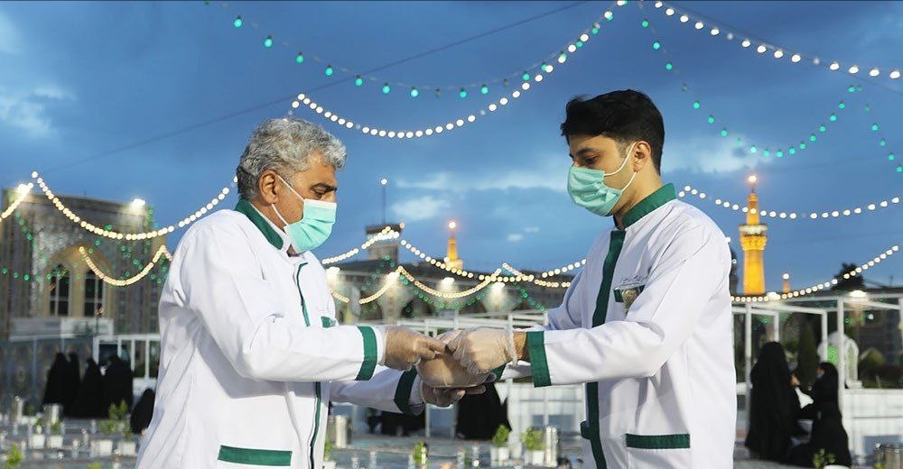 افطاری در حرم مطهر امام رضا(ع)+تصاویر