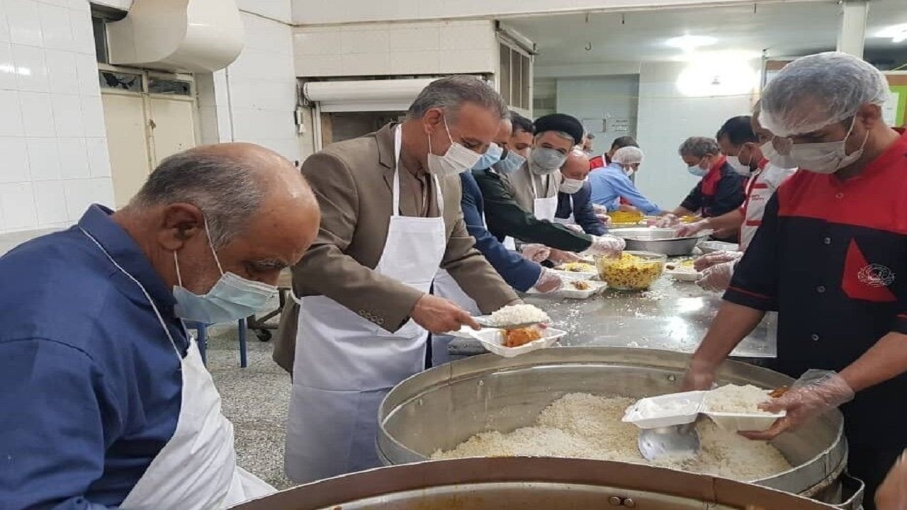 توزیع غذای گرم بین دانش‌آموزان بیرجند