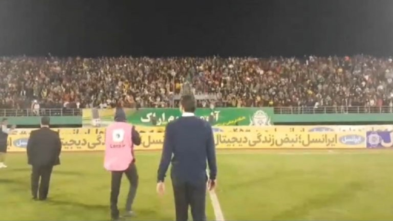 شادی تماشاگران اراکی پس از تک گل آلومنیوم