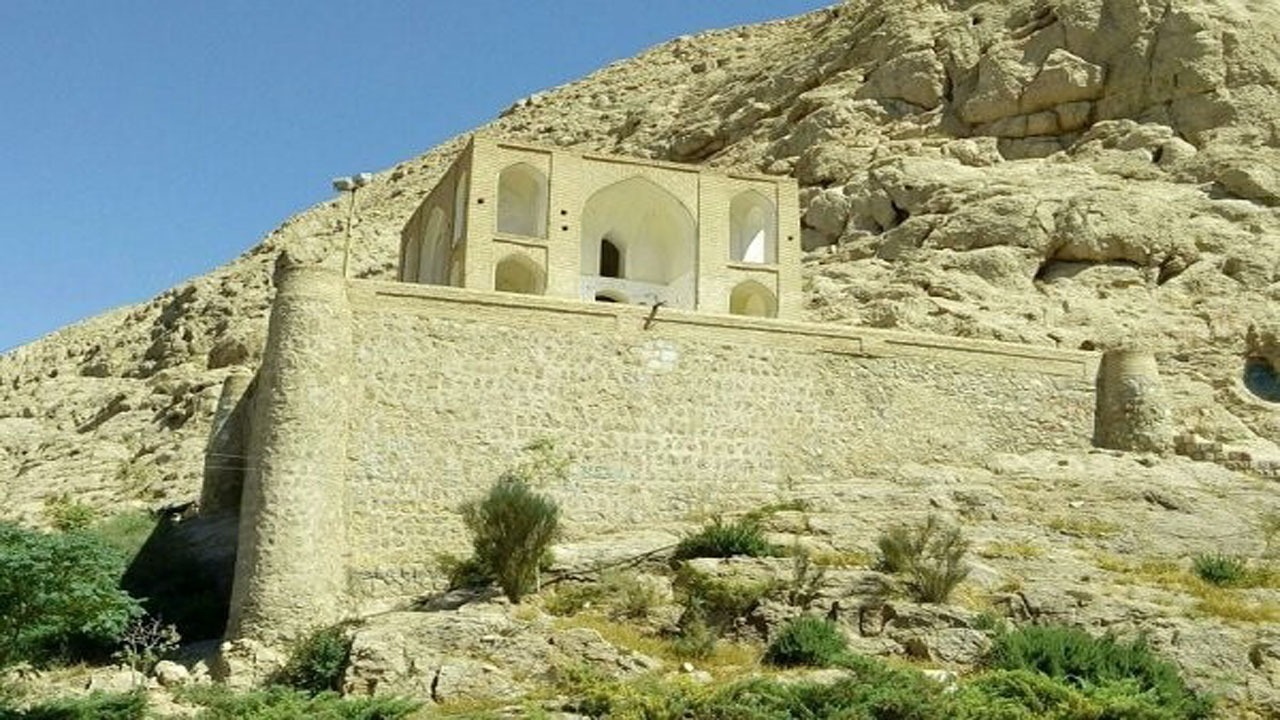 تماشای زیبایی های بناهای تاریخی در تخت درگاه قلی بیگ