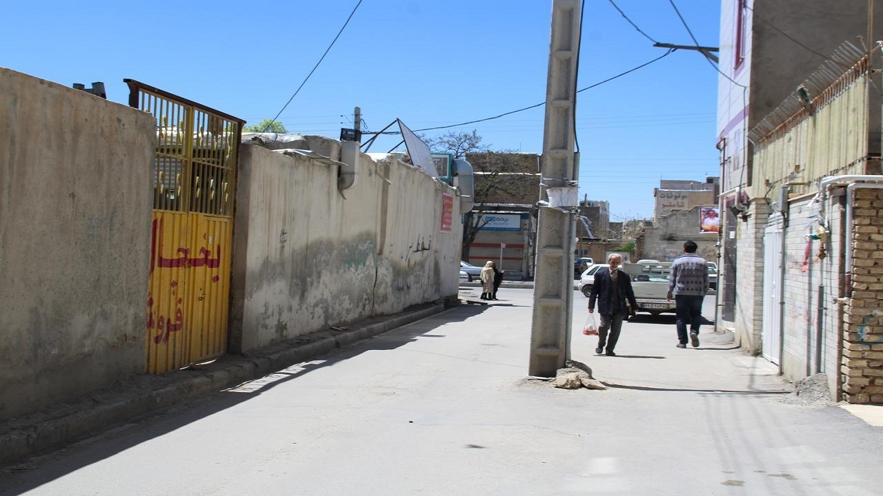 سبز شدن تیر چراغ برق در وسط کوچه + فیلم