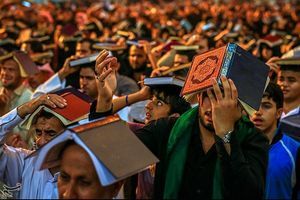 روی سر گرفتن گوشی به نیابت از قرآن کار غلط و باطلی است