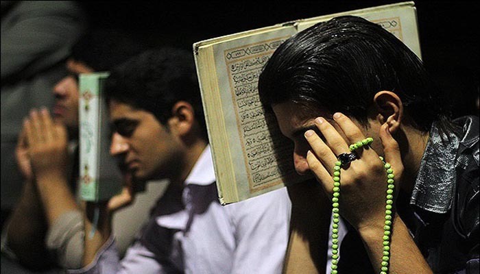 روی سر گرفتن گوشی به نیابت از قرآن کار غلط و باطلی است