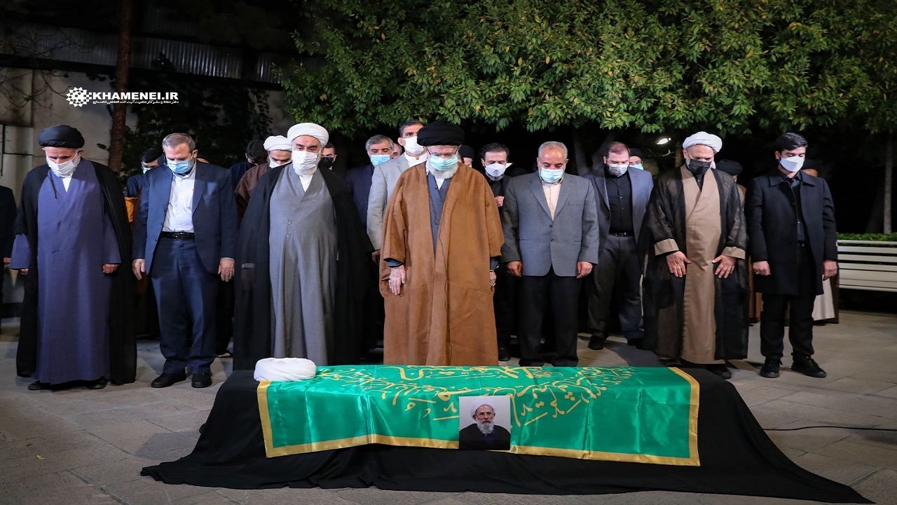 رهبر انقلاب چهارشنبه شب بر پیکر حجت الاسلام ری‌شهری نماز اقامه کردند