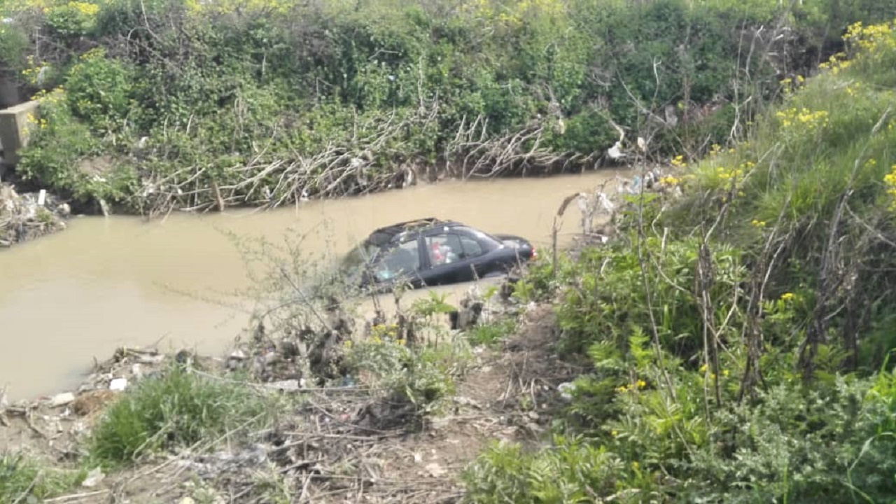 مصدومیت ۵ نفر در حادثه سقوط خودرو به کانال آب