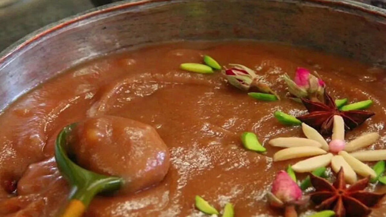 طبخ سمنوی نذری در نوروزگاه اصفهان