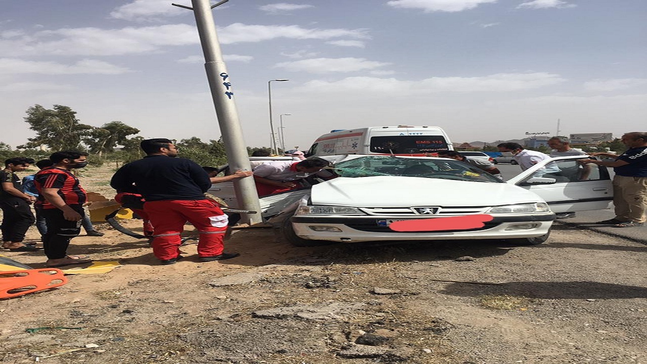 برخورد پژو پارس به تیر چراغ برق در محور یزد به تفت