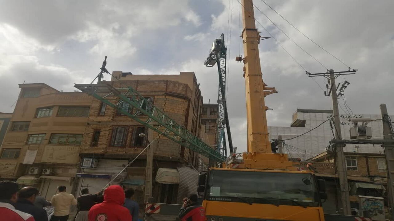 پایان عملیات مهار جرثقیل ساختمانی حادثه دیده در ایلام