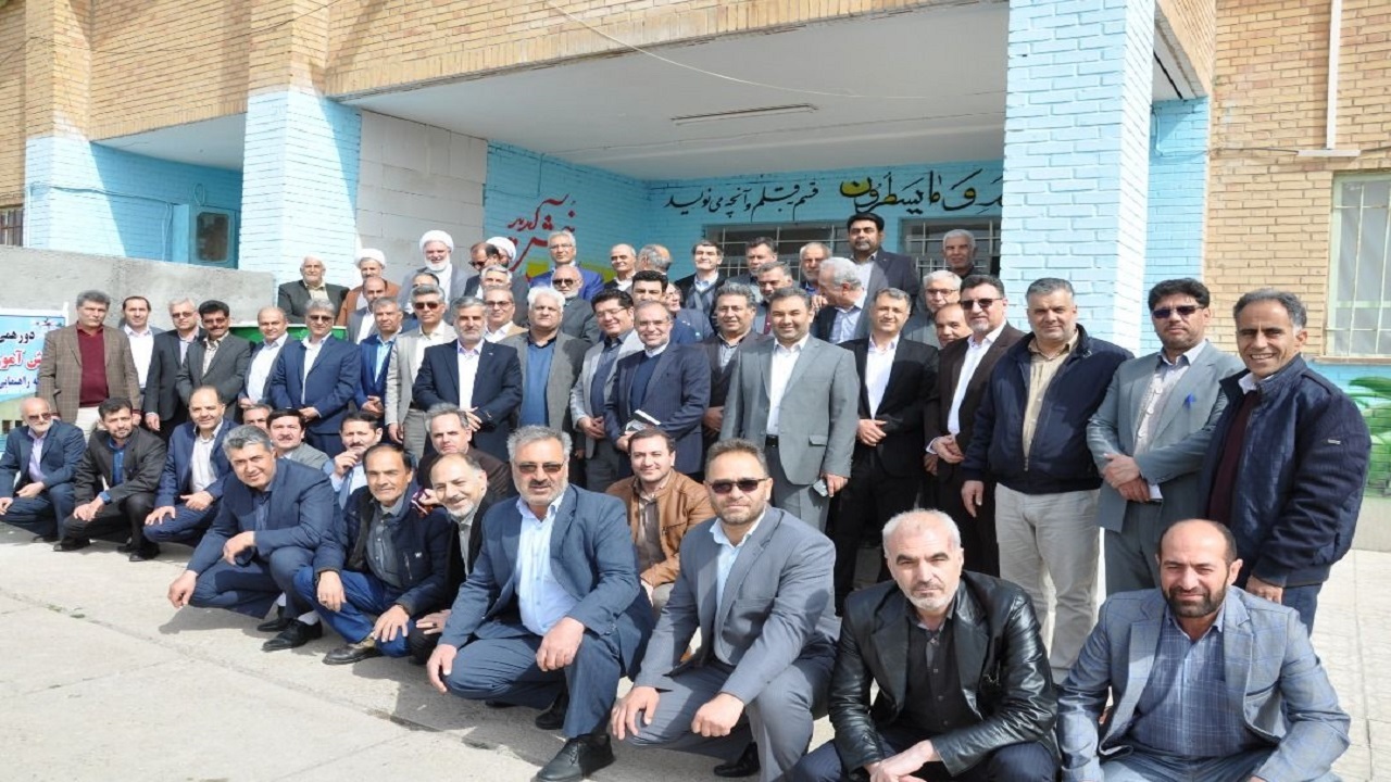 دانش‌آموزان‌ دهه شصت پس از سی سال دوباره بر سر کلاس درس نشستند