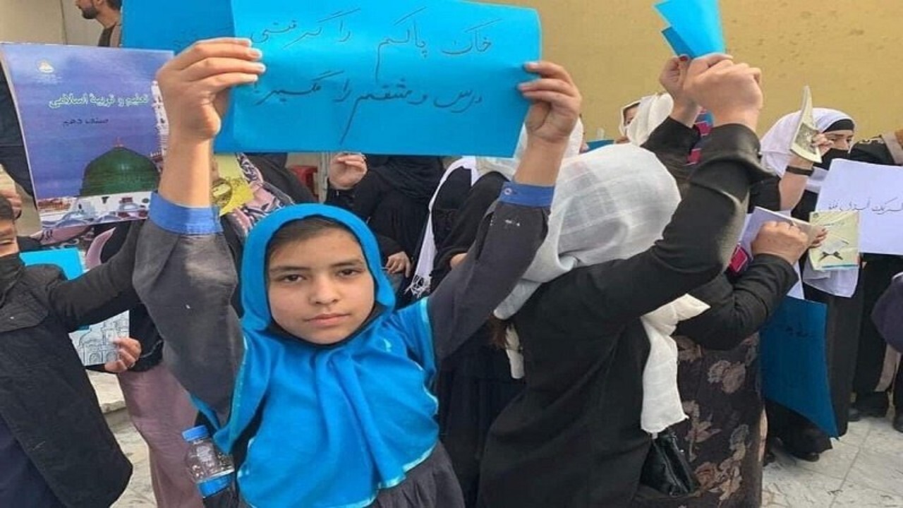 دختران دانش آموز نسبت به بسته ماندن مکاتبشان اعتراض کردند