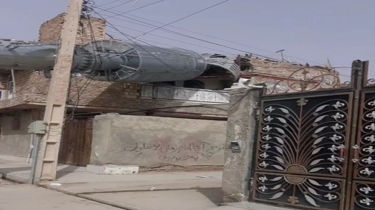 واژگونی دکل مخابرات در پی وزش باد در زاهدان