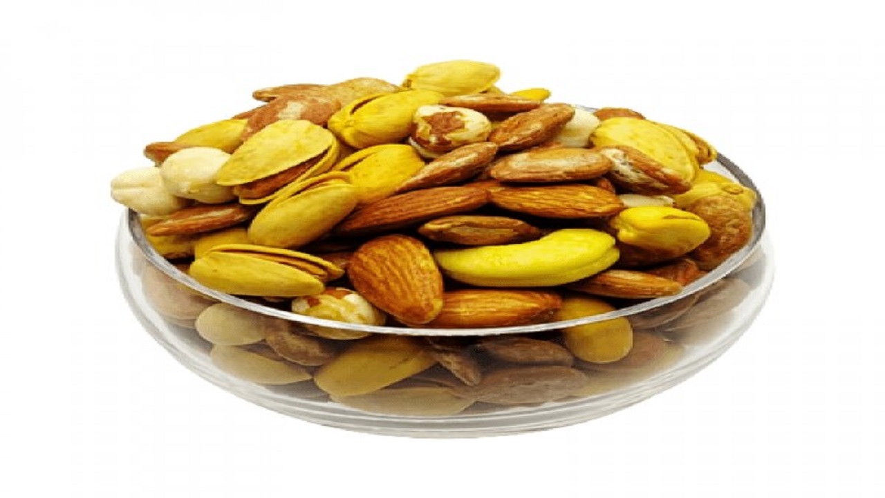 از زیاده‌روی در خوردن آجیل و شیرینی خودداری کنید