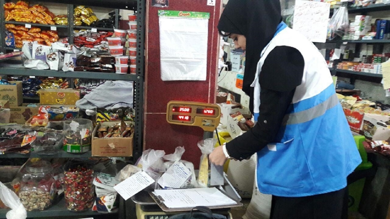 بیش از ۳ تُن مواد غذایی فاسد در سنندج کشف و ضبط شد
