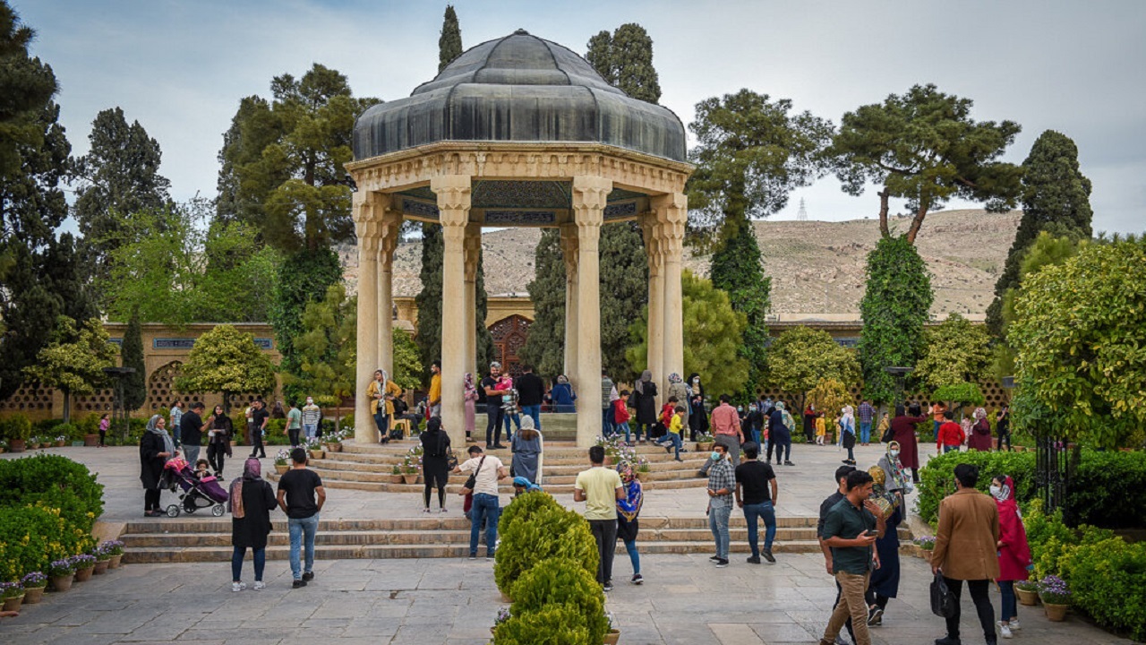 آرامگاه حافظ میزبان مسافران نوروزی شد + فیلم