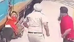 باشگاه خبرنگاران -نجات مسافر از میان شکاف سکو و قطار + فیلم